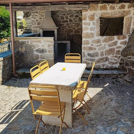 Casa Dos Cotos. בית חווה קסטרו לבוריירו